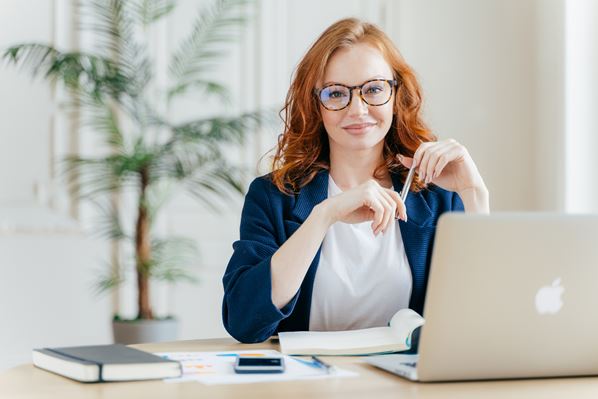 Wome writing email to client