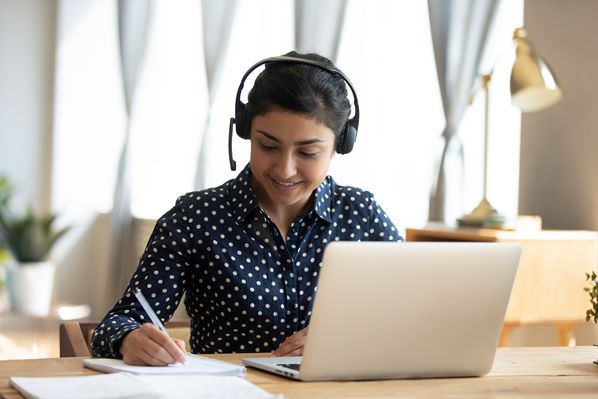 Customer Support Agent working in the cloud