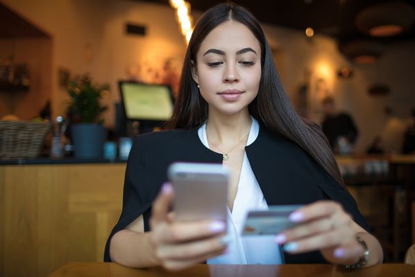 Customer paying with cashless app