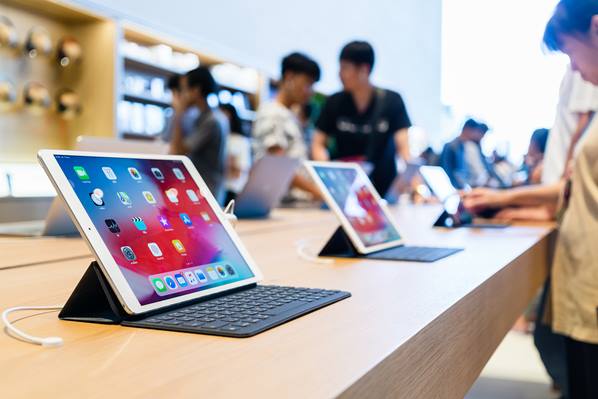 Apple geniuses helping customers in store