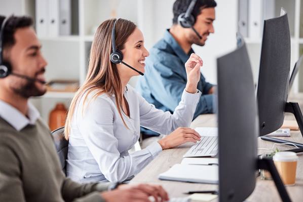 Contact Centre Agent using Artificial Intelligence to help answer customer's questions