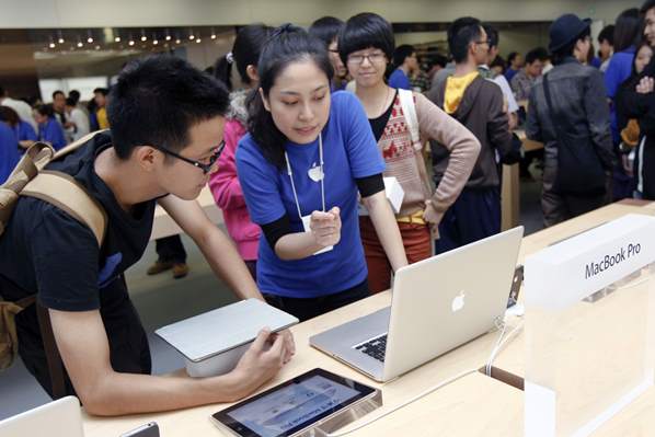 Apple store 'Genius' helping customer