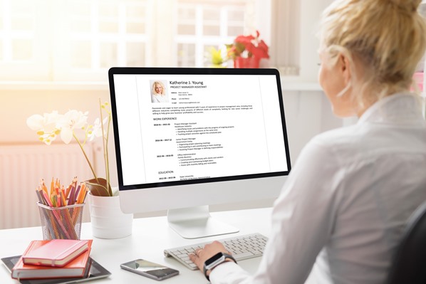Women creating a CV on her computer